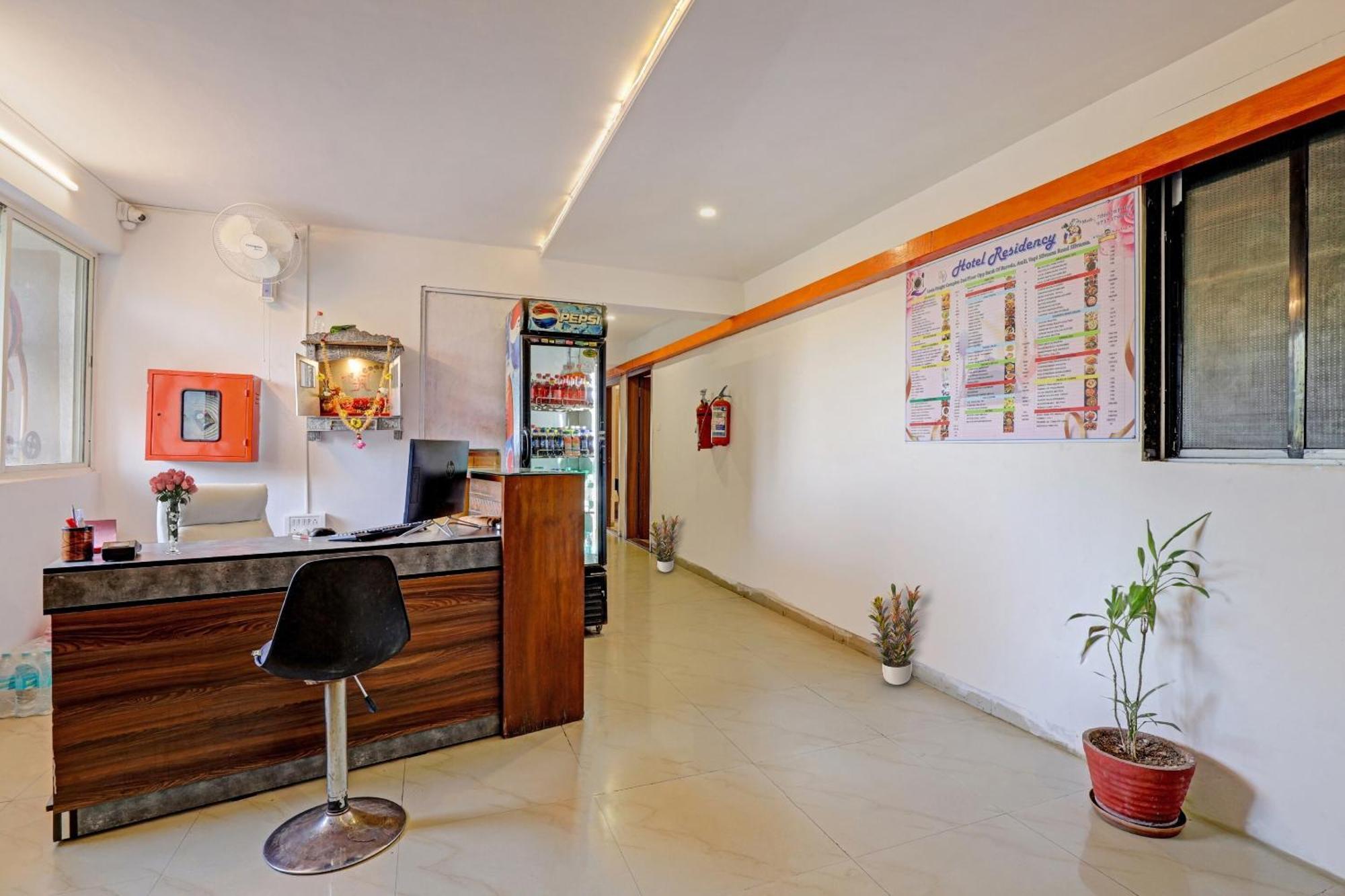 Oyo Flagship Hotel Residency Silvassa Exteriör bild